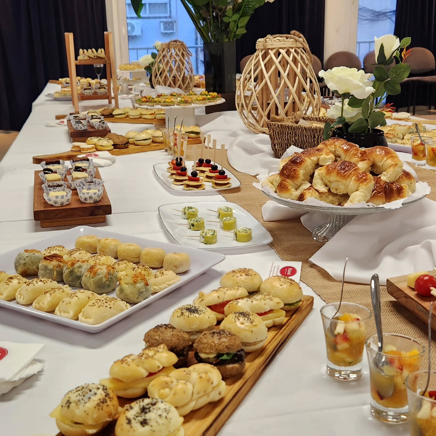 Mesa de Neshamá para un Simjat Bat, con especialidades saladas, sándwiches y bocados dulces